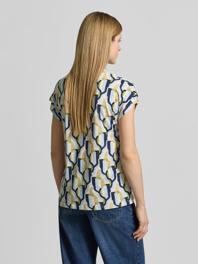 Vrouwenmodel draagt Blusenshirt uit katoen- en viscosemix model 'FELICITY' van Soyaconcept met grafisch patroon, recht model, ruglengte maat S 64 cm, mouwlengte 10 cm, combinatie van geel, wit, blauw en zwart, rugaanzicht