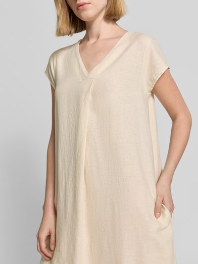 Vrouwenmodel draagt knielang linnenmix damesjurk met V-hals, loose fit, zijsplitten, model 'Ina' van Soyaconcept, nahaufnahme bovenlichaam.