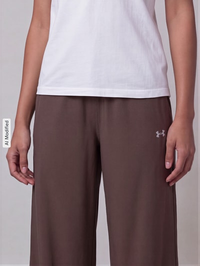 Frauenmodel trägt Wide Leg Sweathose mit Logo-Print von Under Armour, braun mit weißem Logo, Damen Sweathose, Nahaufnahme Oberkörper, KI-modifiziertes Bild.