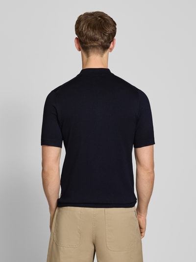 Männermodel trägt Regular Fit Poloshirt aus Viskose-Mix Modell 'WYLER' von Only & Sons, Optik: Unifarben, Feinstrick, Ganzkörperansicht Rückansicht.