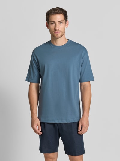 Männermodel draagt Regular Fit T-Shirt mit Rundhalsausschnitt van MCNEAL in blauw, puur katoen, regular fit, korte mouw, ruglengte maat M 69 cm, Ganzkörperansicht van voren