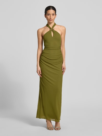 Frauenmodel trägt Neckholder-Maxikleid Modell 'Jayni Halter Hardware' von Forever New in Grün, Figurbetont, Cut-Out, Drapierungen, Ganzkörperansicht von vorne. Rückenlänge bei Größe 36: 20 cm, Brustweite bei Größe 36: 35 cm.
