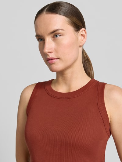 Kobiece modelka nosi Tanktop mit Rundhalsausschnitt Modell 'OLINA' od Drykorn z czystej bawełny, krój slim fit, dzianina w drobny prążek, kolor ceglasty, zbliżenie na górną część ciała, widok z przodu.