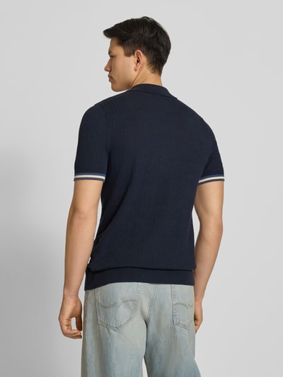 Männermodel trägt Slim Fit Poloshirt mit Strukturmuster und Knopfleiste von Superdry aus Reine Baumwolle, Rückenlänge 61 cm, Ganzkörperansicht Rückansicht.