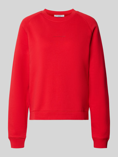 Produktfoto, Regular Fit Sweatshirt aus reiner Baumwolle von Marc O'Polo Denim, czerwony, jednolity kolor, krój regular fit, nadruk z logo, dekolt crew neck, długie rękawy z prążkowanymi mankietami, dół prążkowany, boczne rozcięcia, materiał: czysta bawełna