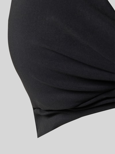 Kobieta ma na sobie Bikini-Oberteil mit Label-Detail Modell 'SOLID' od Barts, czarny kolor, mieszanka materiałów z dodatkiem streczu, wyprofilowany, dekolt w serek, wiązany detal, wiązanie, detal z logo, zdjęcie: zbliżenie na górną część ciała