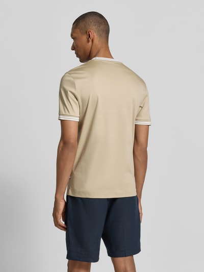 Männermodel trägt Slim Fit T-Shirt aus reiner Baumwolle Modell 'H-TESSLER 238' von BOSS, Optik: Unifarben, Kontrast-Nähte, Rundhals, Kurzarm, Material: Reine Baumwolle, Ganzkörperansicht Rückansicht.