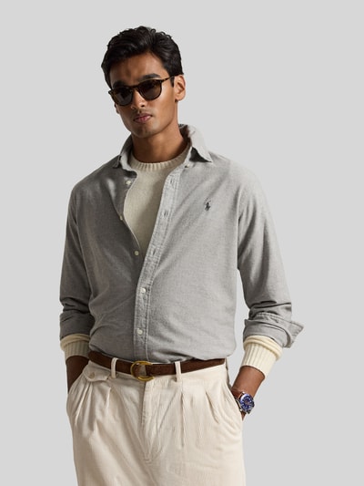 Männermodel trägt Custom Fit Freizeithemd aus reiner Baumwolle von Polo Ralph Lauren in Grau, Nahaufnahme Oberkörper. Herren Freizeithemd