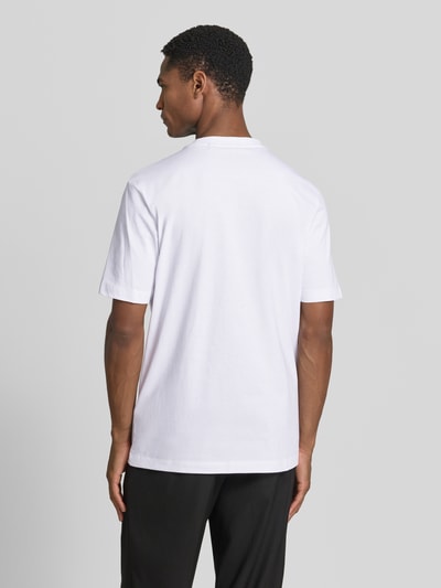 Mannenmodel draagt Regular Fit T-shirt uit puur katoen model 'C-TAUT 41' van BOSS, look: effen kleuren, logoprint, ronde hals, korte mouw, jersey, achteraanzicht hele lichaam.