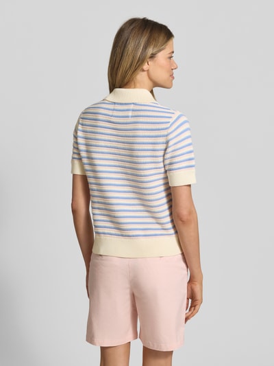 Frauenmodel trägt Strickshirt mit Polokragen und Knopfleiste von Gant in Pastellstreifen, Regular Fit, Baumwolle, Ganzkörperansicht Rückansicht.