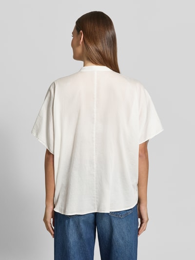 Frauenmodel trägt Relaxed Fit Bluse mit Rüschen Modell 'DAISY' von 0039 Italy, cremeweiß, reine Baumwolle, Ganzkörperansicht Rückansicht.