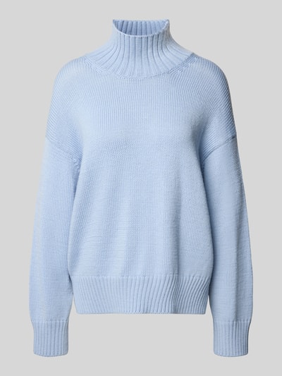 Produktfoto, hellblauer Strickpullover aus Woll-Mix mit Stehkragen von Closed, gerippte Abschlüsse, lockerer Schnitt, glatte Textur