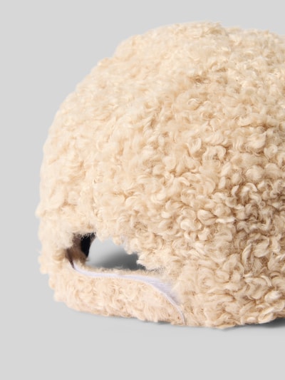 Produktfoto, Basecap aus Teddyfell von Kurt Beines in beige mit strukturierter, weicher Oberfläche, verstellbarer Verschluss sichtbar. Damen Basecap, Teddyfell, verstärkter Schirm.