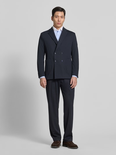 Męski model nosi Slim Fit Sakko mit Reverskragen Modell 'BERTUE' od CINQUE, krój slim fit, marynarka dwurzędowa, ciemnoniebieskie, nakładane kieszenie, długość tyłu w rozmiarze 50: 73 cm, szerokość ramion w rozmiarze 50: 43 cm, długość rękawa w rozmiarze 50: 62 cm, pełny widok z przodu
