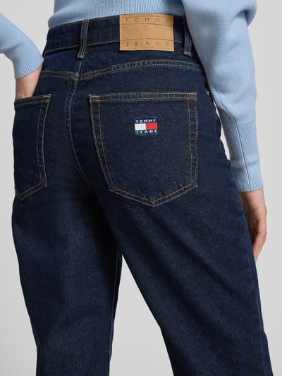 Frauenmodel trägt Slim Fit Straight Leg Jeans aus Baumwoll-Mix von Tommy Jeans in Optik: Unifarben, dunkles Denim, Logo-Stitching, Gesäßpasse, 5-Pocket-Design, Nahaufnahme Rückansicht.