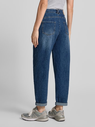 Frauenmodel trägt Regular Fit Barrel Jeans aus Baumwoll-Mix Modell 'Studio Pants' von Buena Vista, Damen Barrel Jeans, Ganzkörperansicht Rückansicht.
