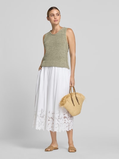 Frauenmodel trägt Stricktop aus Baumwoll-Mix mit Rundhalsausschnitt von Oui, Damen, Regular-Fit, Rückenlänge bei Größe 36: 52 cm, Ganzkörperansicht von vorne.