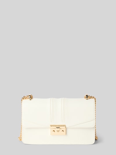 Produktfoto, Crossbody-Bag in Leder-Optik Modell 'Roros East-West' von Seidenfelt in Creme mit goldfarbenem Ketten-Optik Schulterriemen, Überschlag, Hauptfach, Reißverschlussfach innen, Maße 23x15x7 cm, Riemenlänge 115 cm.