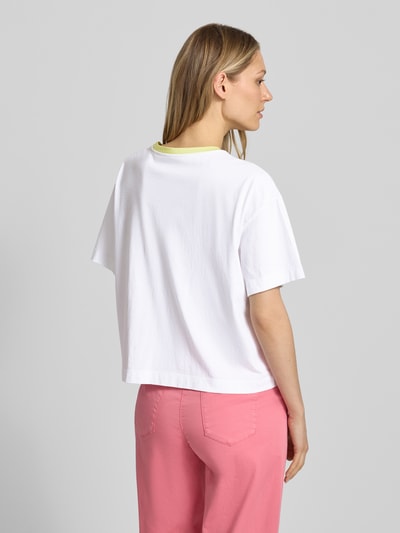 Männermodel trägt T-Shirt mit Motiv-Print und Rundhalsausschnitt von Marc Cain, biała bawełna, krój boxy fit, sekwiny, długość tyłu 53 cm, Ganzkörperansicht Rückansicht