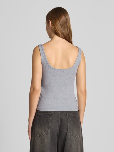 Guess Jeans Top o kroju slim fit z prążkowaniem i wyhaftowanym logo Jasnoszary melanż 5