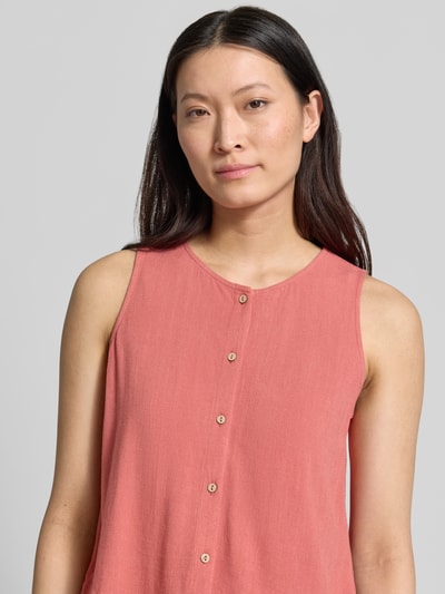Vrouwenmodel draagt Bluse aus Viskose-Mix mit Knopfleiste van Jake*s Casual, dames blouse casual, mix van viscose en linnen, straight fit, ronde hals, knoopsluiting, ruglengte maat 36: 47 cm, nahaufnahme bovenlichaam.