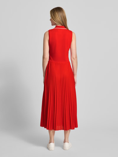 Frauenmodel trägt Tailliertes Freizeitkleid aus Baumwoll-Mix von Tommy Hilfiger, Optik: Unifarben, Passform: Tailliert, Midi-Länge, Polokragen, Details: Plissees, Verschluss: Knopfleiste, Trägerform: breite Träger, Materialverarbeitung: Plissee, Strick, Ganzkörperansicht Rückansicht.