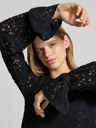 Kobiece modelka nosi Sukienka mini z okrągłym dekoltem od Gina Tricot, mieszanka bawełny z dodatkiem streczu, obszycie koronką, ujęcie: zbliżenie górnej części ciała.