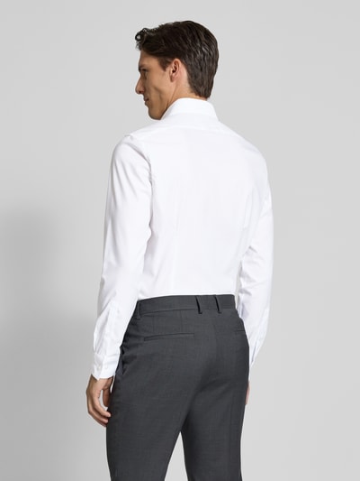 Männermodel trägt Slim Fit Business-Hemd mit kentkraag van CK Calvin Klein, mix van katoen en elastaan, structuurpatroon, gestikt logo, doorlopende knoopsluiting, ruglengte 78 cm, schouderbreedte 44 cm, mouwlengte 68 cm, heren zakelijk hemd, grijs en wit, gladde textuur, Ganzkörperansicht Rückansicht.