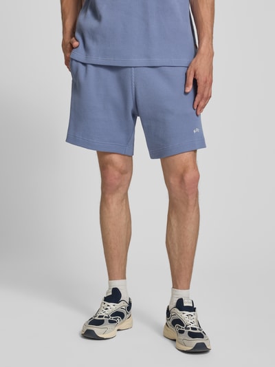 Männermodel trägt Shorts mit Strukturmuster und Label-Stitching von BLKVIS in Blau, Reine Baumwolle, Regular-Fit, Nahaufnahme Beine, Ganzkörperansicht von vorne.