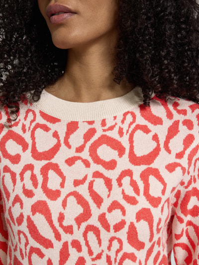 Frauenmodel trägt Slim Fit Pullover aus Viskose-Mix Modell 'JACQUARD' von Vila mit Animal-Stitching, Rundhalsausschnitt, Nahaufnahme Oberkörper.