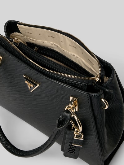 Produktfoto, czarna torebka w materiał skóropodobny Handtasche in Leder-Optik Modell 'NOELLE' von GUESS, główna przegroda z zamkiem błyskawicznym, detal z logo, szerokość w rozmiarze 1: 27 cm, długość w rozmiarze 1: 24 cm, głębokość w rozmiarze 1: 12 cm, długość paska na ramię w rozmiarze 1: 124 cm