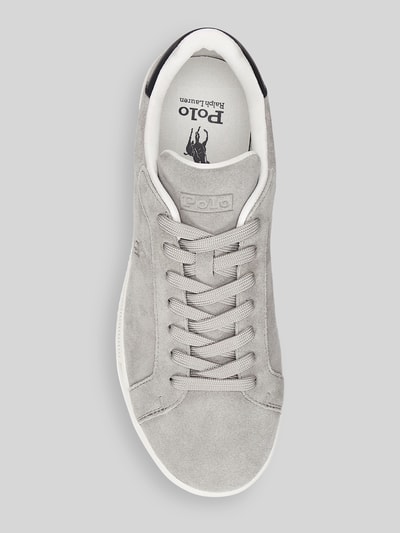 Produktfoto, Low Top Sneaker aus echtem Rindsvelours von Polo Ralph Lauren in Hellgrau, runde Schuhspitze, flache Sohle, strukturiertes Veloursleder, Label- und Logo-Prägung, Schnürung, unifarbene Optik