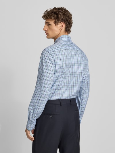 Männermodel trägt Regular Fit Business Hemd aus Baumwolle mit Button-Down-Kragen von Eterna, Rückansicht, feines Karo, glatte Textur. Kontext: Herren Businesshemd, Reine Baumwolle, Regular Fit, Button-Down-Kragen, Knopfleiste, Brusttasche, Rückenlänge 80 cm, Schulterbreite 46 cm, Ärmellänge 64 cm.