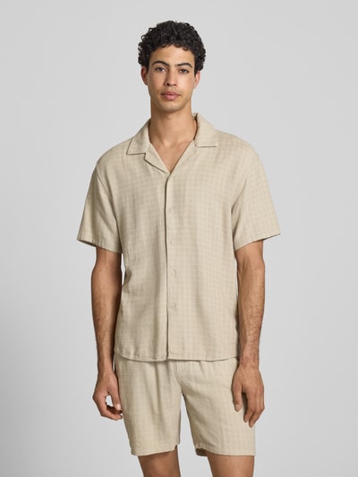 Männermodel trägt Regular Fit Freizeithemd aus Viskose-Leinen-Mix Modell 'LATHAM' von Only & Sons, Optik: Unifarben, Struktur, Ganzkörperansicht von vorne.
