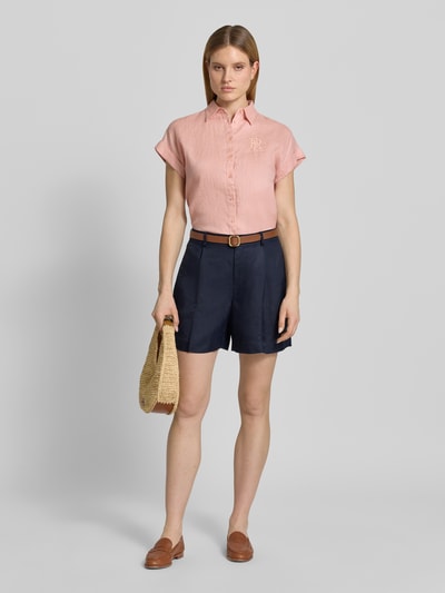 Frauenmodel trägt Regular Fit Chinoshorts aus Leinen-Viskose-Mix von Lauren Ralph Lauren in Optik: Unifarben, Flammgarn-Twill, Ganzkörperansicht von vorne.