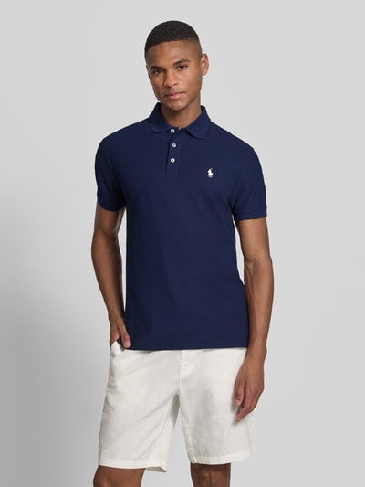 Männermodel trägt Slim Fit Poloshirt aus reiner Baumwolle von Polo Ralph Lauren, Optik: Unifarben, Logo-Detail, Piqué, Ganzkörperansicht von vorne.