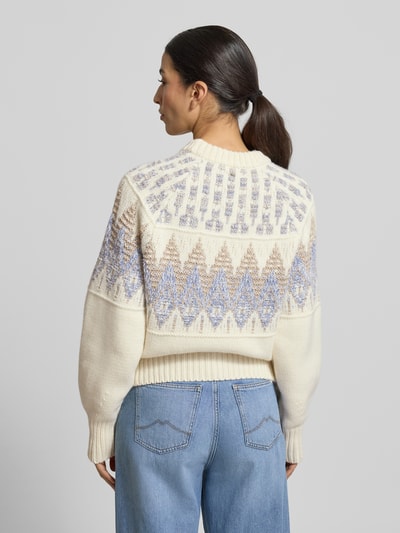 Vrouwenmodel draagt Regular Fit Strickpullover aus Woll-Mix Modell 'FAROMBO' van BOSS Orange in effen Noors breipatroon, lange mouwen, ribboord aan zoom en manchetten, ronde hals, breistructuur, rugaanzicht op volledige lichaamslengte.