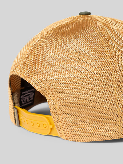 Produktfoto, Trucker Cap mit Label-Patch Modell Terry von Von Dutch aus Baumwoll-Mix in Gelb mit verstärktem Schirm und verstellbarem Riegel an der Rückseite