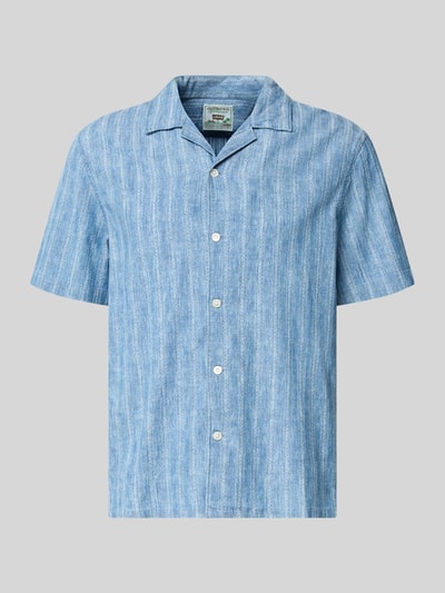 Produktfoto, koszula casualowa Regular Fit Freizeithemd aus reiner Baumwolle Modell 'SUNSET CAMP' von Levi's®, denimowy efekt, faktura dobby, spiczasty kołnierzyk, krótki rękaw, aplikacja z marką, zapięcie na jednorzędową listwę guzikową, wykończenie z bocznymi rozcięciami, materiał: czysta bawełna
