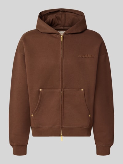 Produktfoto, Sweatjacke mit Kapuze von ANOTHER COTTON LAB in Braun, elastischer Baumwoll-Mix, Zwei-Wege-Reißverschluss, Label-Detail, lockerer Schnitt, Känguru-Tasche, gerippte Abschlüsse, strukturierte Oberfläche.