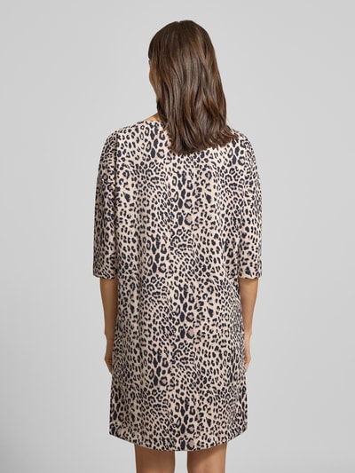 Frauenmodel trägt Kleid mit unifarbenem Design und Animal-Print von Christian Berg Woman, Regular-Fit, Mini-Länge, Ganzkörperansicht Rückansicht.