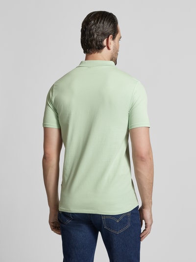 Männermodel trägt Slim Fit Poloshirt mit V-Ausschnitt von Lindbergh in Hellgrün, Baumwoll-Elasthan-Mix, Rückenlänge 68 cm, Ganzkörperansicht Rückansicht.
