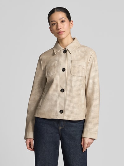 Frauenmodel trägt Regular Fit Jacke in Leder-Optik von Amber & June in Beige mit Umlegekragen, Brusttaschen, Knopfleiste, Ganzkörperansicht von vorne, Rückenlänge 54 cm, Schulterbreite 42 cm, Brustweite 52 cm, Ärmellänge 63 cm.