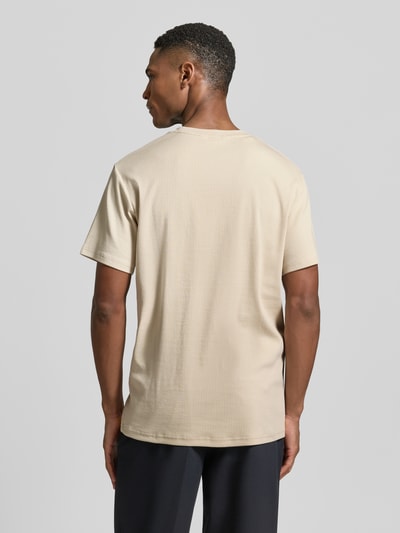 Männermodel trägt Regular Fit T-Shirt aus Baumwoll-Mix Modell 'SPENCER' von Selected Homme, Optik: Unifarben, Ganzkörperansicht Rückansicht.