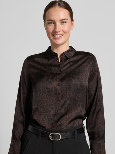 Frauenmodel trägt Regular Fit Langarmbluse aus reiner Viskose von s.Oliver BLACK LABEL, dunkler Animal-Print, glatte Textur, Nahaufnahme Oberkörper. Damen Langarmbluse von s.Oliver BLACK LABEL.
