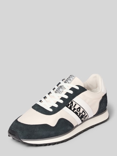 Produktfoto, Sneaker aus Leder-Textil-Mix Modell 'SHARD' von Napapijri, schwarz-weiß, abgerundete Spitze, sichtbare Label-Details, strukturierte Oberfläche