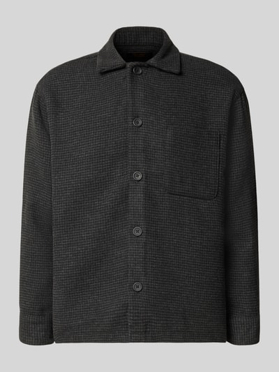 Produktfoto, Regular Fit Hemdjacke mit Brusttasche Modell 'SOHO OLLIE' von JACK & JONES in dunklem Grau mit feiner Struktur, Kentkragen, durchgehende Knopfleiste, sichtbare Textur, minimalistisches Design. Rückenlänge 71 cm, Schulterbreite 41 cm, Ärmellänge 65 cm.