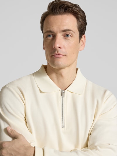 Männermodel trägt Sweatshirt mit Polokragen und Reißverschluss von Lindbergh, cremefarben, Baumwoll-Mix, Nahaufnahme Oberkörper