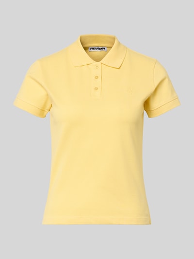 Frauenmodel trägt kurzärmliges Poloshirt in Piquéoptik mit Kragen und Logostickerei von REVIEW, reine Baumwolle, Slim Fit, unifarbenes gelb, Polokragen, Rückenlänge bei Größe S 52 cm, Ganzkörperansicht von vorne.