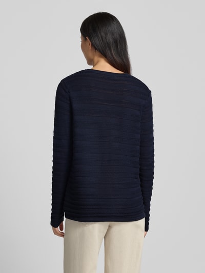 Frauenmodel trägt Regular Fit Pullover aus reiner Baumwolle in Strick-Optik von Christian Berg Woman in Dunkelblau, semitransparent, Ganzkörperansicht Rückansicht.